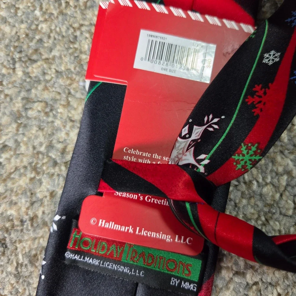 Holiday Traditions Hallmark Snowflake Christmas Necktie Red Black Green Mens Tie